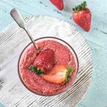 Puding od jagoda i chia sjemenki s šipkom