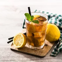 Energizirajuća limunada s yerba mate i ledom