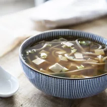 Miso juha s kelp algama