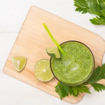 Smoothie od limete, matche i avokada