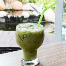 Matcha milkshake s ledom